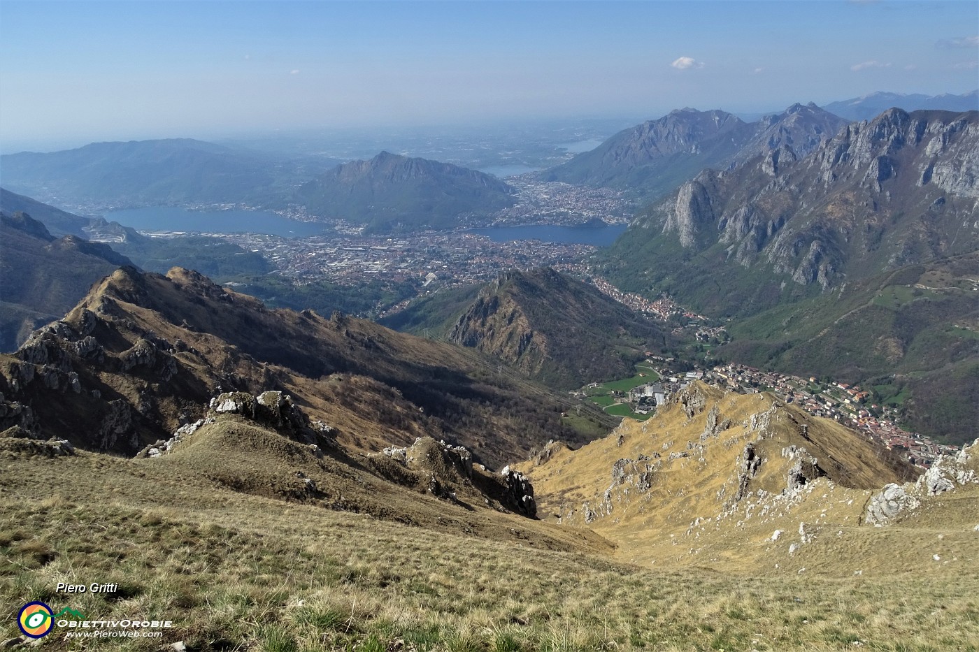 78 Dalla vetta del Due Mani vista verso Lecco, i suoi laghi, i suoi monti.JPG